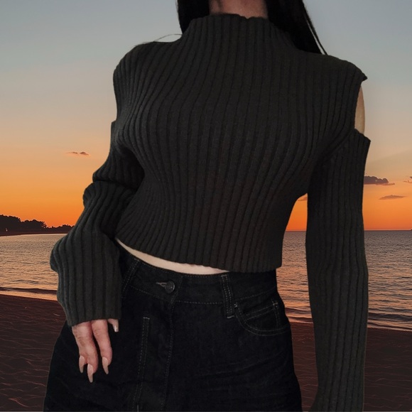 Gray Ribbed Cold-Shoulder Cropped Sweater - Picture 4 of 10